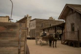 Un acteur joue une scène lors du festival du film western d'Almería aux studios de cinéma Fort Bravo à Tabernas, en Espagne, le 11 octobre 2024