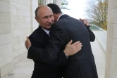 Le président russe Vladimir Poutine (D) donne l'accolade à son homologue syrien Bachar al-Assad à Sotchi (Russie), le 20 novembre 2017