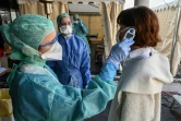 Une personne est testée au Covid-19 à l'hôpital Saint-Roch à Montpellier, le 8 avril 2020