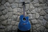 La guitare bleue de Paulo Roberto, retraité décédé du coronavirus, dans sa maison à Belo Horizonte, le 30 juin 2020 au Brésil