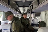 Image tirée d'une vidéo diffusée par le ministère russe de la Défense, le 9 juin 2025, de prisonniers de guerre russes montant à bord d'un bus après un échange dans un lieu non divulgué au Bélarus