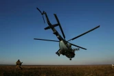 Un hélicoptère ukrainien en vol durant des exercices militaires non loin de Marioupol dans l'est du pays, le 29 novembre 2018