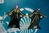 Les Français Vince Reffet (g) et Fred Fugen, surnommés "Soul Flyers", lors de leur vol en wingsuit au-dessus des trois archipels artificiels de Palm Islands à Dubaï, le 25 mars 2017