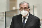 L'ancien magistrat Gilbert Azibert arrive au tribunal où il est jugé aux côtés de l'ancien président Nicolas Sarkozy pour des accusations de corruption, le 30 novembre 2020
