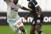 Le milieu de Marseille Lassana Diarra (g) à la lutte avec le milieu d'Angers Abdoul Camara en L1, le 27 septembre 2015 au Stade Vélodrome