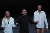 Le chorégraphe Jean-Claude Gallotta (c) et les danseurs de "L'homme à la tête de chou" salue le public au 43e Printemps de Bourgaes, le 16 avril 2019