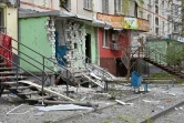 Des bâtiments endommagés par des frappes dans les faubourgs nord de Kharkiv, dans l'est de l'Ukraine, le 22 avril 2022