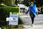 Une femme vient de voter par anticipation, le 19 octobre 2020 à Miami Beach, en Floride 