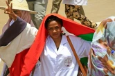 Une manifestante soudanaise autour du QG de l'armée, à Khartoum, le 17 avril 2019