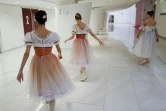 Des danseuses du Ballet Stanislavski s'échauffent avant une représentation au Palais des Festivals à Cannes, le 4 décembre  2019