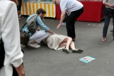 Des personnes portent assistance à Nathalie Kosciusko-Morizet, candidate LR aux législatives à Paris, qui a fait un malaise après une altercation avec un passant, le 15 juin 2017 sur un marché du Ve arrondissement de Paris