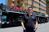 Alex Fratini pose le 7 juin 2022 devant l'un des huit établissements qu'il possède à Bénidorm, en Espagne 