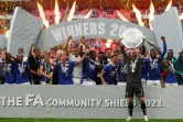Le gardien de but danois de Leicester Kasper Schmeichel soulève le trophée du Community Shield, après avoir remporté avec ses coéquipiers la finale face à Manchester City, le 7 août 2021 au Stade de Wembley à Londres