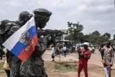 Un drapeau russe accroché sur le monument en l'honneur des instructeurs russes à Bangui, en Centrafrique, le 22 mars 2023