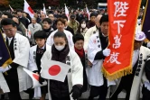 Des Japonais entrent dans le Palais impérial de Tokyo pour la cérémonie publique marquant le 85e anniversaire de l'Empereur Akihito, le 23 décembre 2018
