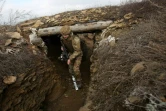 Un soldat ukrainien dans une tranchée sur la ligne de front dans l'est du pays, le 22 février 2022