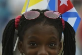 Une jeune fille porte les drapeaux de Cuba et du Vatican à la Havane, le 19 septembre 2015