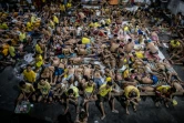 Des détenus dorment les uns sur les autres sur le terrain de basket dans la prison surpeuplée de Quezon City, à Manille, le 19 juillet 2016
