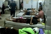 Des blessés dans l'incendie d'une usine d'emballages à Tongi, sont soignés dans un hôpital de Dacca, le 10 septembre 2016 au Bangladesh