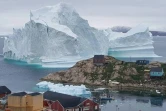 Un iceberg derrière le village d'Innarsuit, dans le nord-ouest du Groenland, le 13 juin 2018