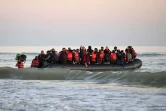 Des migrants à bord d'un canot pneumatique partent pour traverser illégalement La Manche à destination de l'Angleterre, le 11 juillet 2022 près de Gravelines, dans le nord de la France