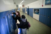 Rawda Elbatrawish (d) et Liora Pelavin dans un couloir du lycée de Teaneck, le 19 janvier 2024 dans le New Jersey