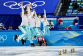 La Russe Kamila Valieva avec ses compatriotes Mark Kondratiuk, Anastasia Mishina, Aleksandr Galliamov, Victoria Sinitsina et Nikita Katsalapov après avoir décroché l'or olympique par équipes à Pékin, le 7 février 2022 