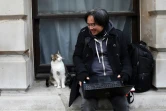 Le chat Larry tient compagnie à un photographe, devant le 10 Downing Street, le 9 décembre 2020