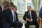 Vladimir Poutine (D) et son ministre des Affaires étrangères Sergueï Lavrov (G) à l'Elysée avant une rencontre avec le président Hollande le 2 octobre 2015 à Paris