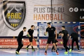 Florent Manaudou à l'entraînement avec l'équipe réserve de handball d'Aix dans sa salle, le 14 novembre 2016