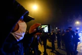 Un homme filme les policiers lors d'une manifestation sur la "Sécurité globale" à Nantes, le 27 novembre 2020