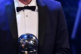 Le technicien du Real Madrid Zinédine Zidane pose avec son trophée après avoir reçu le prix Fifa du meilleur entraîneur de l'année, le 23 octobre 2017 à Londres