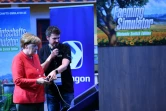 La chancelière allemande Angela Merkel sur le stand de Nitendo au salon des jeux vidéo Gamescom de Cologne le 22 août 2017