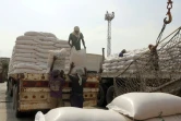 photo prise le 27 janvier 2018 de travailleurs déchargeant l'aide humanitaire de l'Unicef dans le port yéménite de Hodeida
