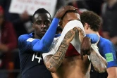 Le milieu français Blaise Matuidi console l'attaquant péruvien Paolo Guerrero après la victoire de la France, synonyme d'élimination du Mondial pour les Péruviens, le 21 juin 2018 Ekaterinbourg