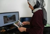 La Ouïghoure Nursimangul Abdureshid regarde une photo de sa famille restée en Chine, lors d'une interview avec l'AFP, le 12 mai 2022 à Istanbul, en Turquie