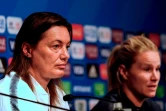 La sélectionneuse des Bleues Corinne Diacre et la milieu de terrain Amandine Henry, lors d'une conférence de presse au Parc des Princes, le 6 juin 2019