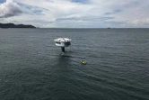Vue aérienne d'une maison perchée sur un cylindre métallique au-dessus des eaux, à laquelle est rattachée une capsule sous-marine au large de Puerto Lindo, au Panama, le 26 novembre 2024