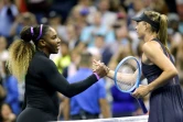 L'Américaine Serena Williams (g) salue la Russe Maria Sharapova qu'elle vient de battre au 1er tour de l'US Open 2019, à New York, le 26 août 2019