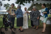 Des fidèles catholiques prient à Hagatna sur l'île de Guam le 13 août 2017