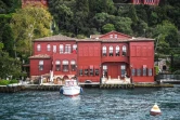 Des yalis, maisons en bois traditionnelles construites sur les rives du Bosphore, le 28 septembre 2018 à Istanbul, en Turquie