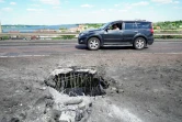 Un cratère de roquette sur le pont Antonovsky, à Kherson, ville occupée par l'armée russe, le 21 juillet 2022 dans le sud de l'Ukraine