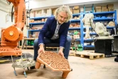 Christian Lange, professeur associé du département architecture de l'université de Hong Kong tient une dalle de terre cuite fabriquée en 3D qui servira de récif artificiel, le 3 novembre 2020
