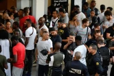 Des personnes attendent de pouvoir assister au procès des rappeurs français Booba et Kaaris à au tribunal de Créteil, près de Paris, le 3 août 2018