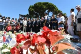 Le président de la région Paca Christian Estrosi (4e à g.)et le maire de Nice Philippe Pradal (3e à g.) rendent hommage aux victimes, le 16 juillet 2016 près de la Promenade des Anglais