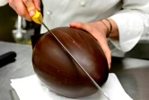 Le chef pâtissier Walter Musco prépare l'un de ses oeufs de Pâques en chocolat, le 30 mars 2021 à Rome.
