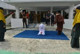 Une femme va être flagellée par une autre femme, le 10 décembre 2019 à Band Aceh, province indonésienne qui applique la loi islamique