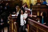 La députée de Podemos Carolina Bescansa au Parlement avec son bébé de moins d'un an dans les bras à Madrid, le 13 janvier 2016