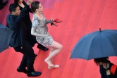 L'actrice américaine et membre du jury Kristen Stewart monte les marches du Palais des Festivals de Cannes pieds nus, le 14 mai 2018