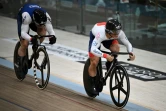Le Français Sébastien Vigier (g) battu par le Japonais Kaiya Ota en 16e de finale du sprint aux Mondiaux de cyclisme, le 5 août 2023 à Glasgow 